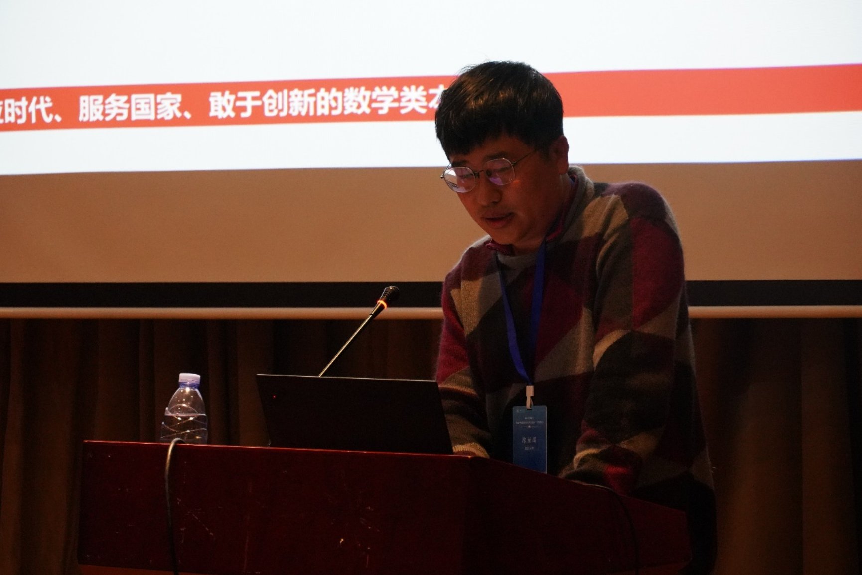 钢琴的男人
中度可信度描述已自动生成