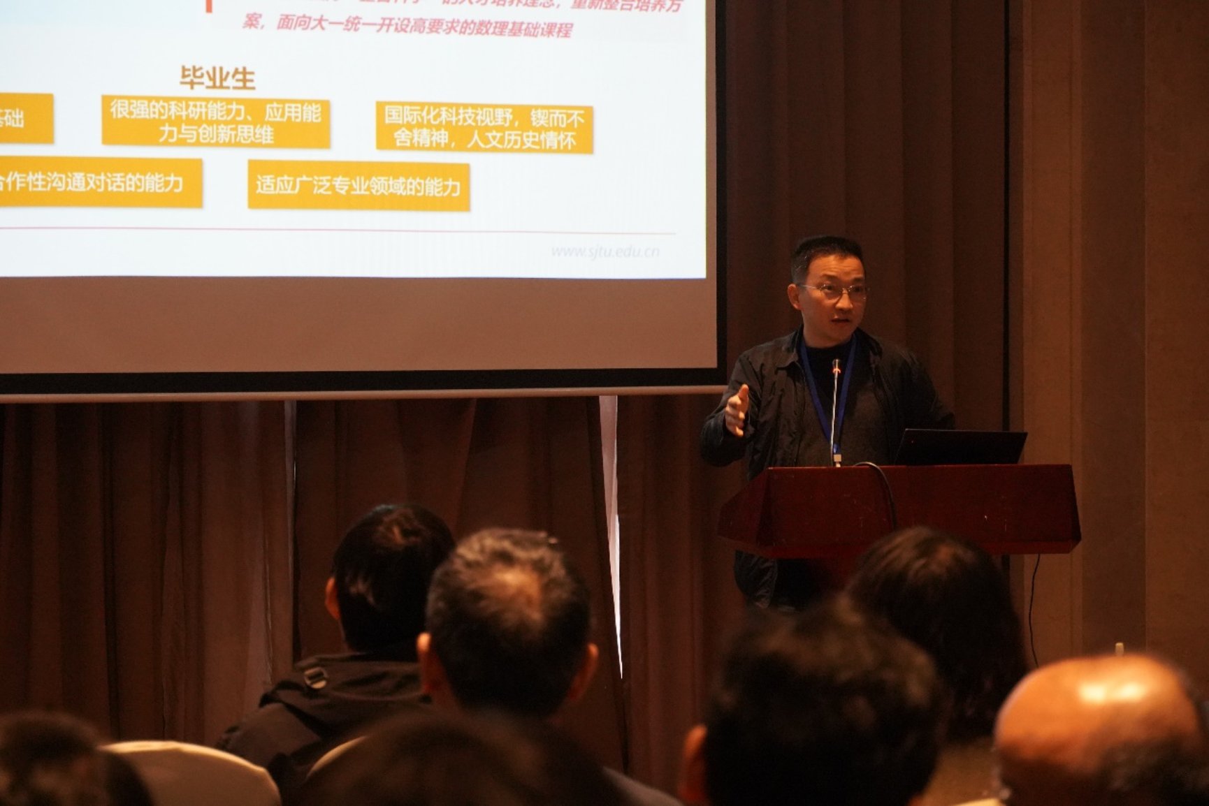 人们在看台上的人在电视前
中度可信度描述已自动生成